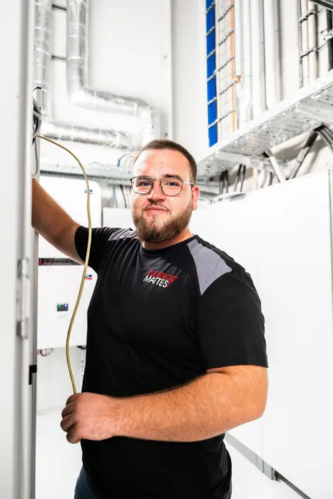Elektromonteur bei der Verkabelung in einer Technikzentrale