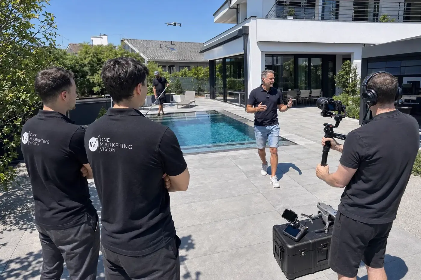 One-Marketing-Vision-Team beim Videodreh auf einem Elektroprojekt