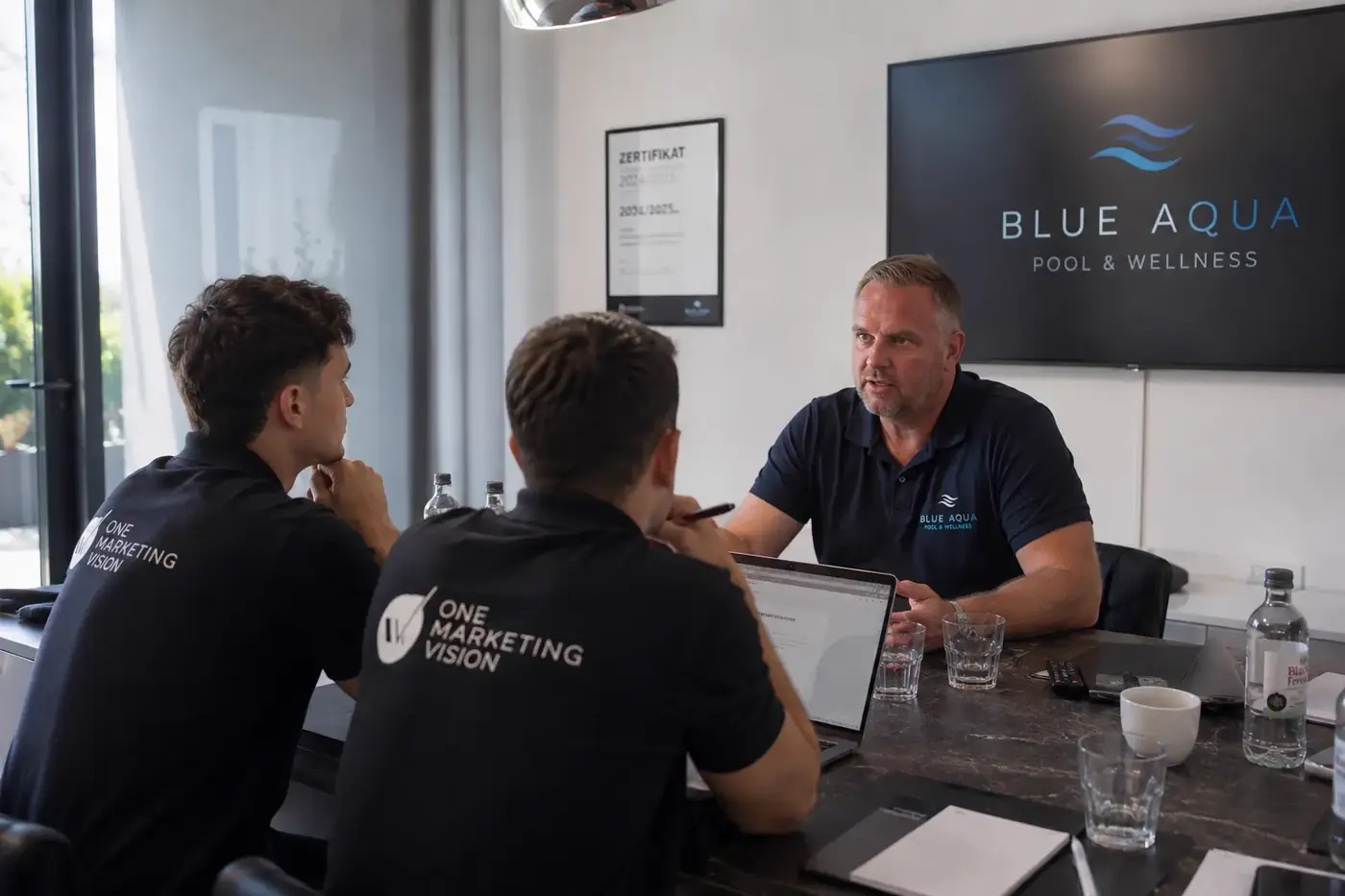 Content-Produktion mit Kamera-Team auf der Baustelle eines Elektrobetriebs