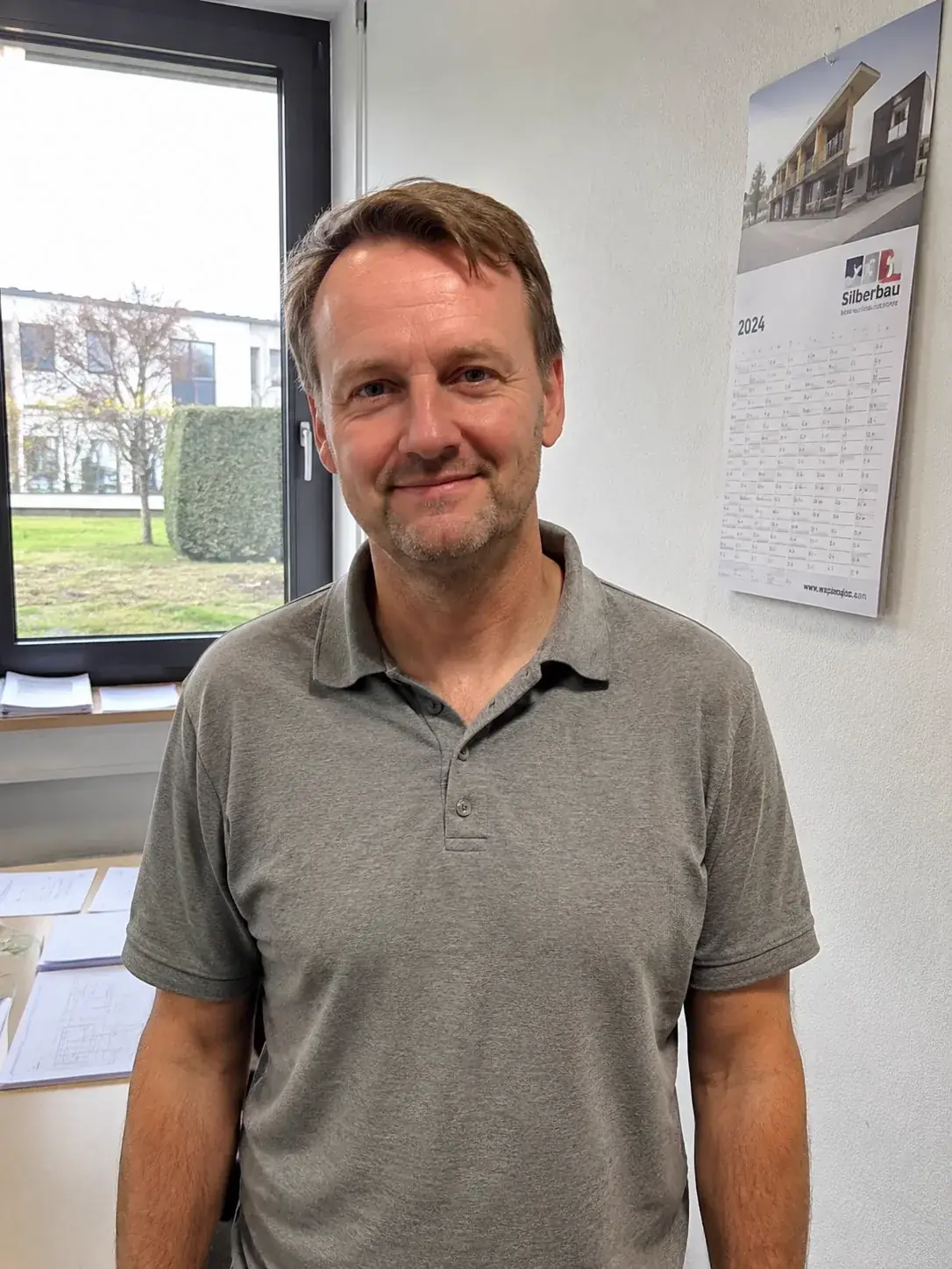 Mitarbeiter eines Elektrobetriebs, spontane Handyaufnahme
